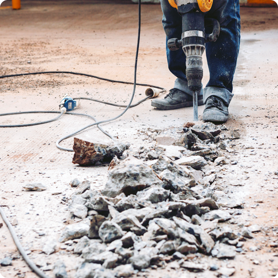 Głośne skuwanie posadzki