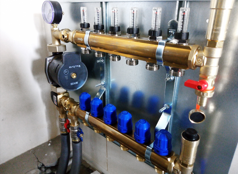 Rozdzielacz ogrzewania podłogowego na ścianie