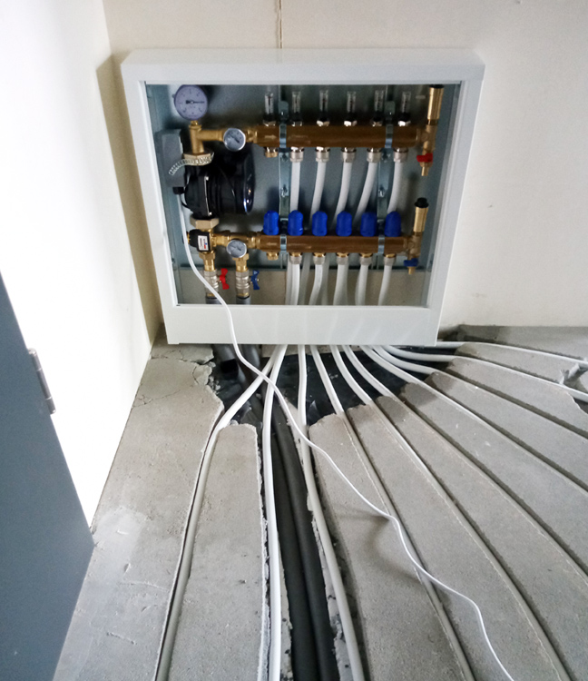 Zamontowany rozdzielacz ogrzewania podłogowego