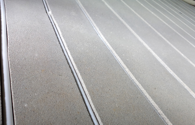 Zbliżenie idealnie wyfrezowanego betonu pod ogrzewanie podłogowe